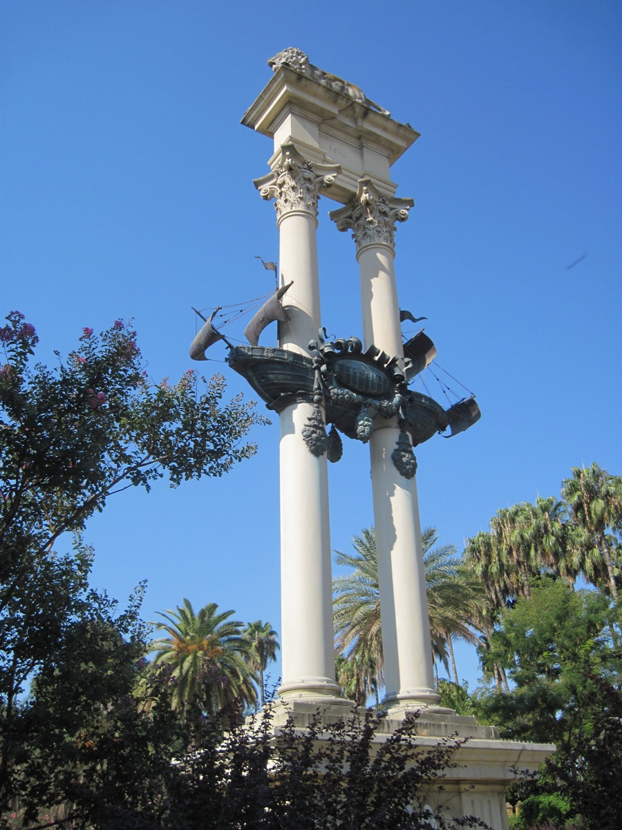 40-Particolare del monumento a Cristoforo Colombo con la nave in bronzo della Santa Maria all'interno dei jardines de Murillo